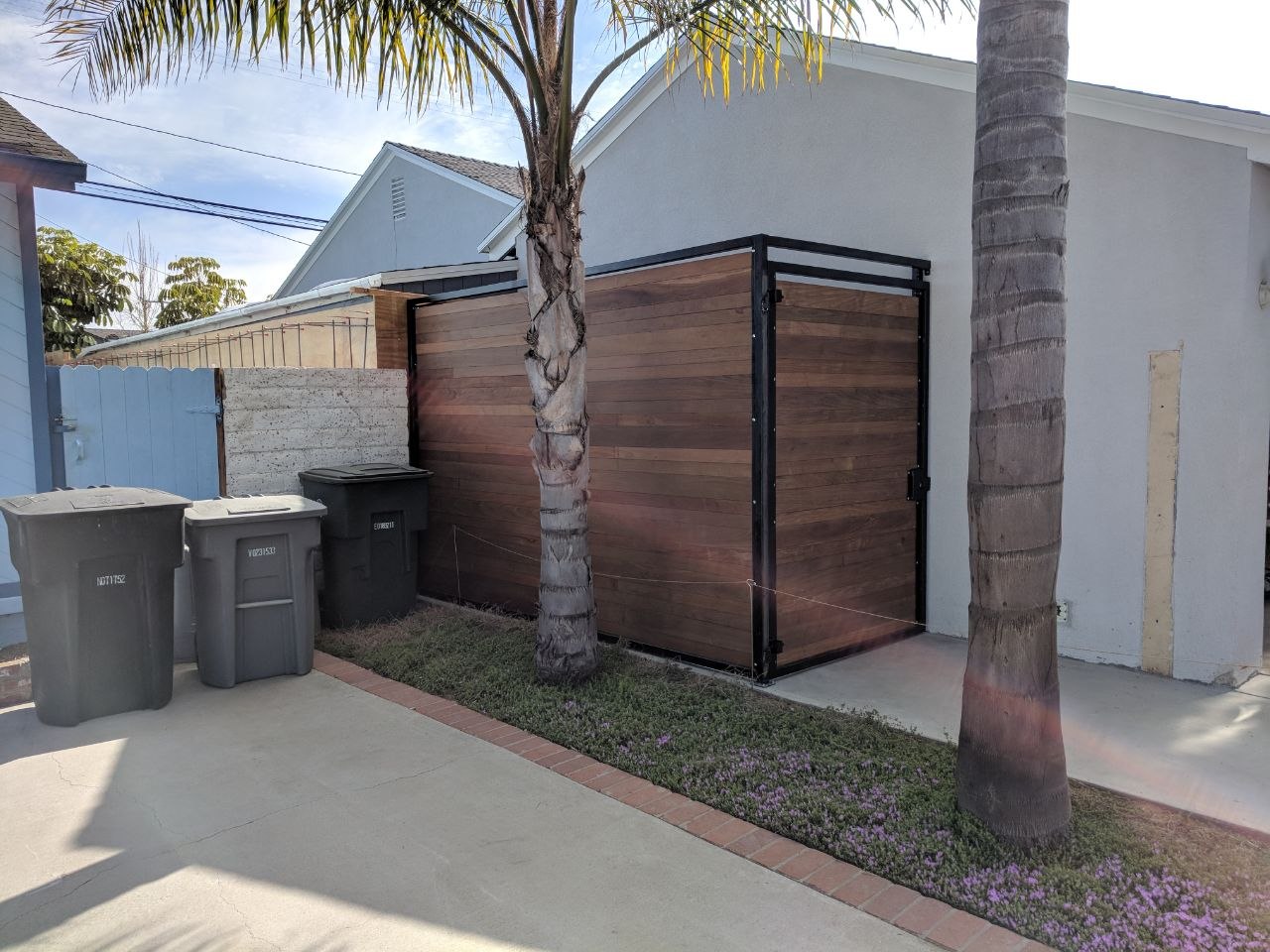 Privacy fence extending to the property line